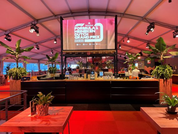 Bar met koffiemachine in VIP tent