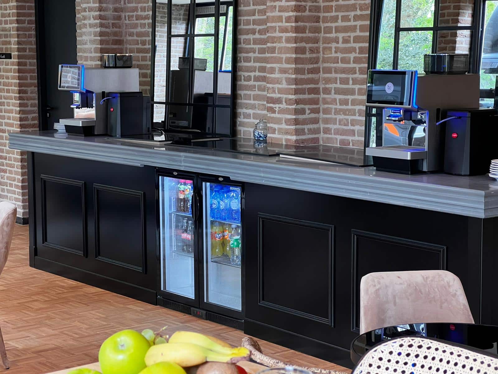 Koffiemoment in een pop-up store met een professionele koffiemachine