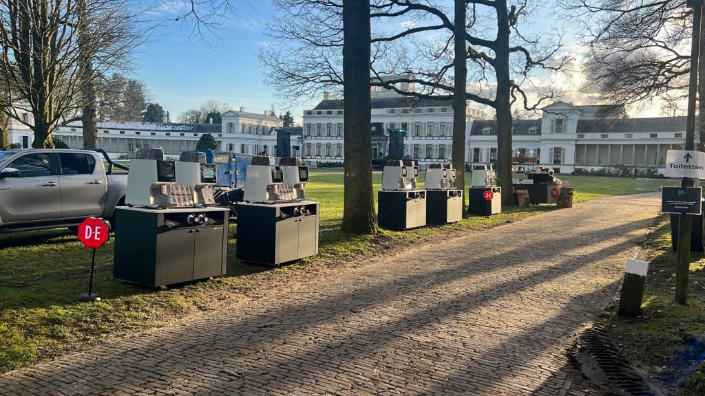 Koffiemachines op meubel