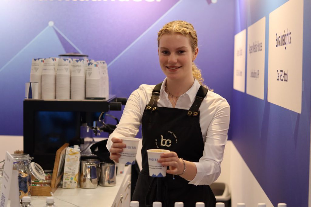 Barista met koffiemachine huren op de beursstand