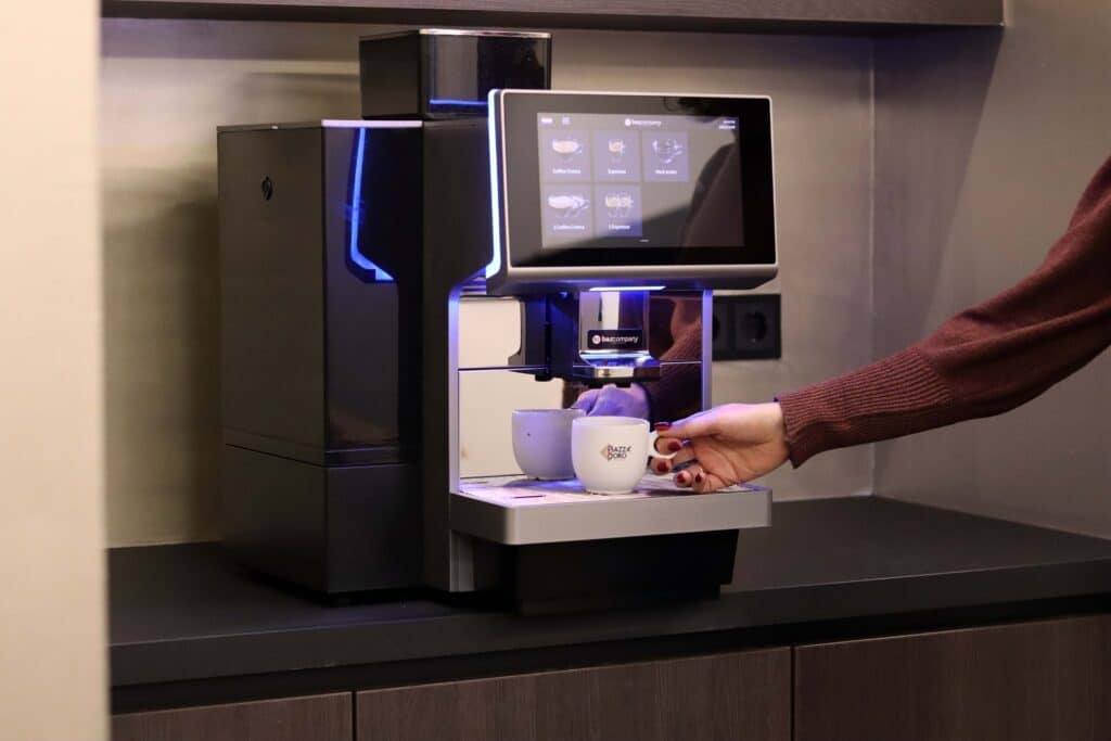 Koffiemachine met kopje koffie