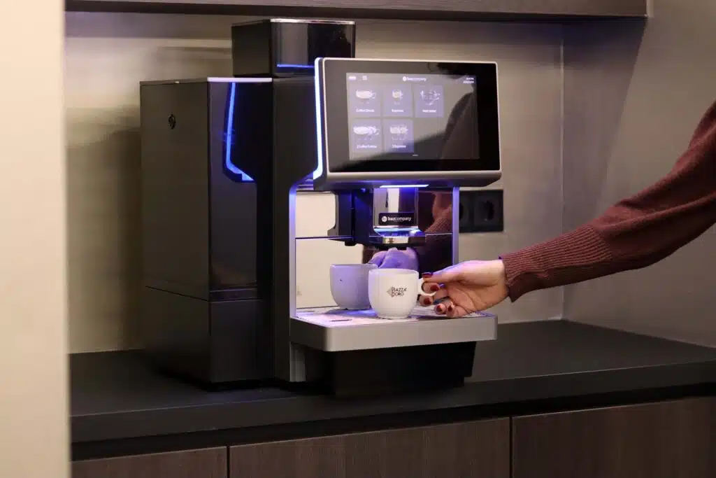 Koffiemachine met kopje koffie