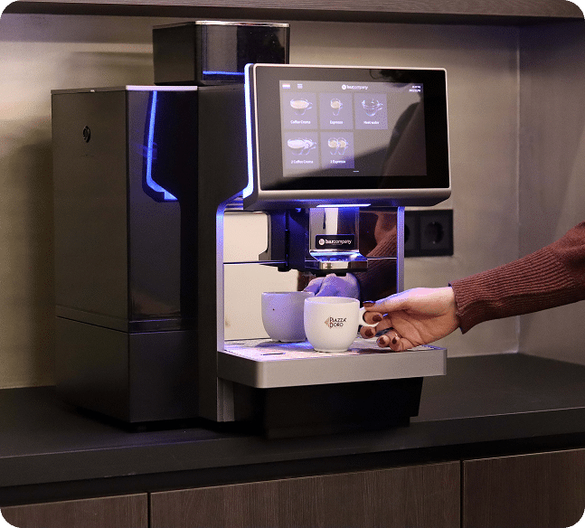 cappuccino in kopje bij koffieautomaat