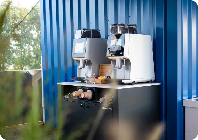 Koffiemachines op meubel bij tijdelijk evenement