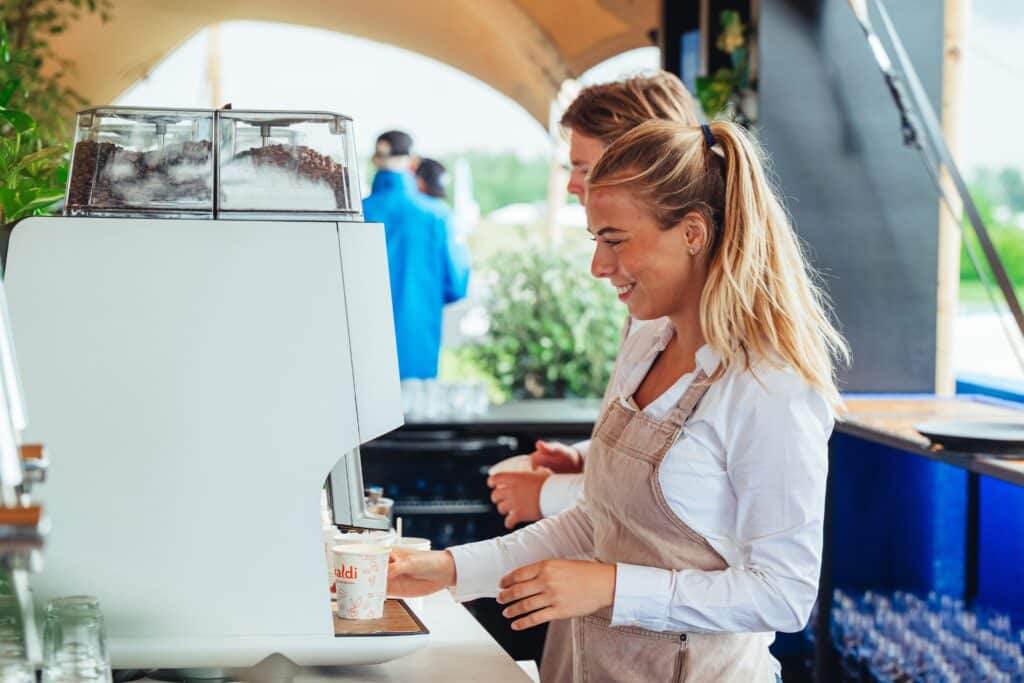 Koffiemachine in gebruik tijdens event