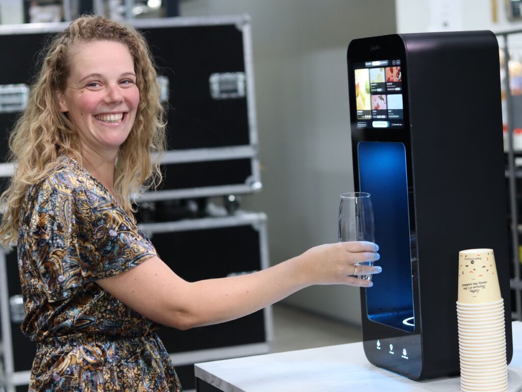 Hanneke bij de Vitamine Water Tap