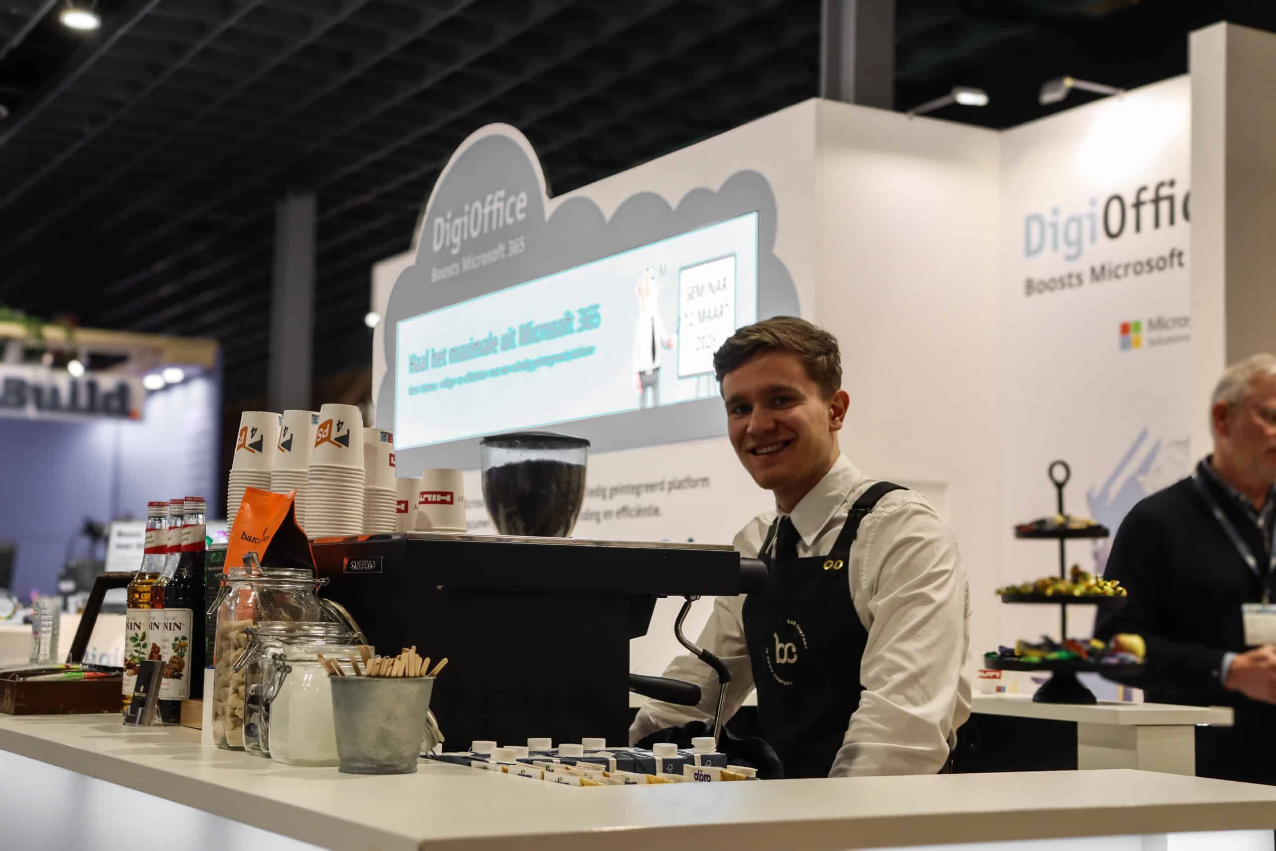 Barista van Bar Company Koffiemachines op een beursstand