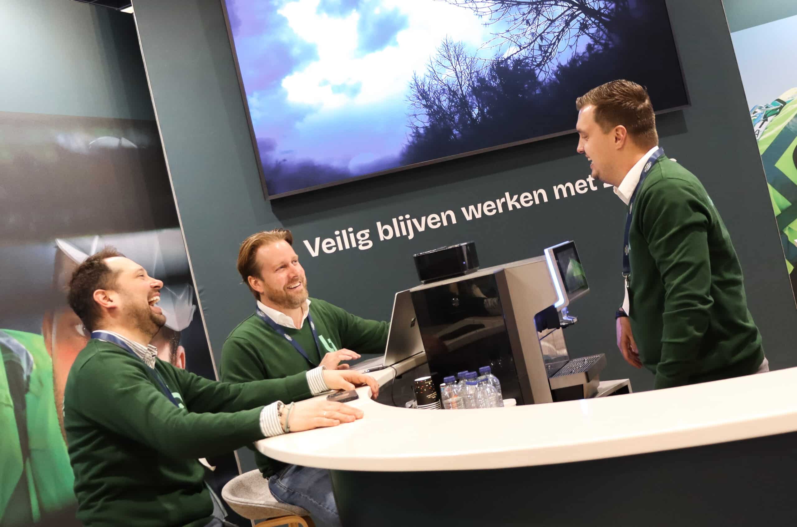 Gesprek bij de koffiemachine op een beursstand